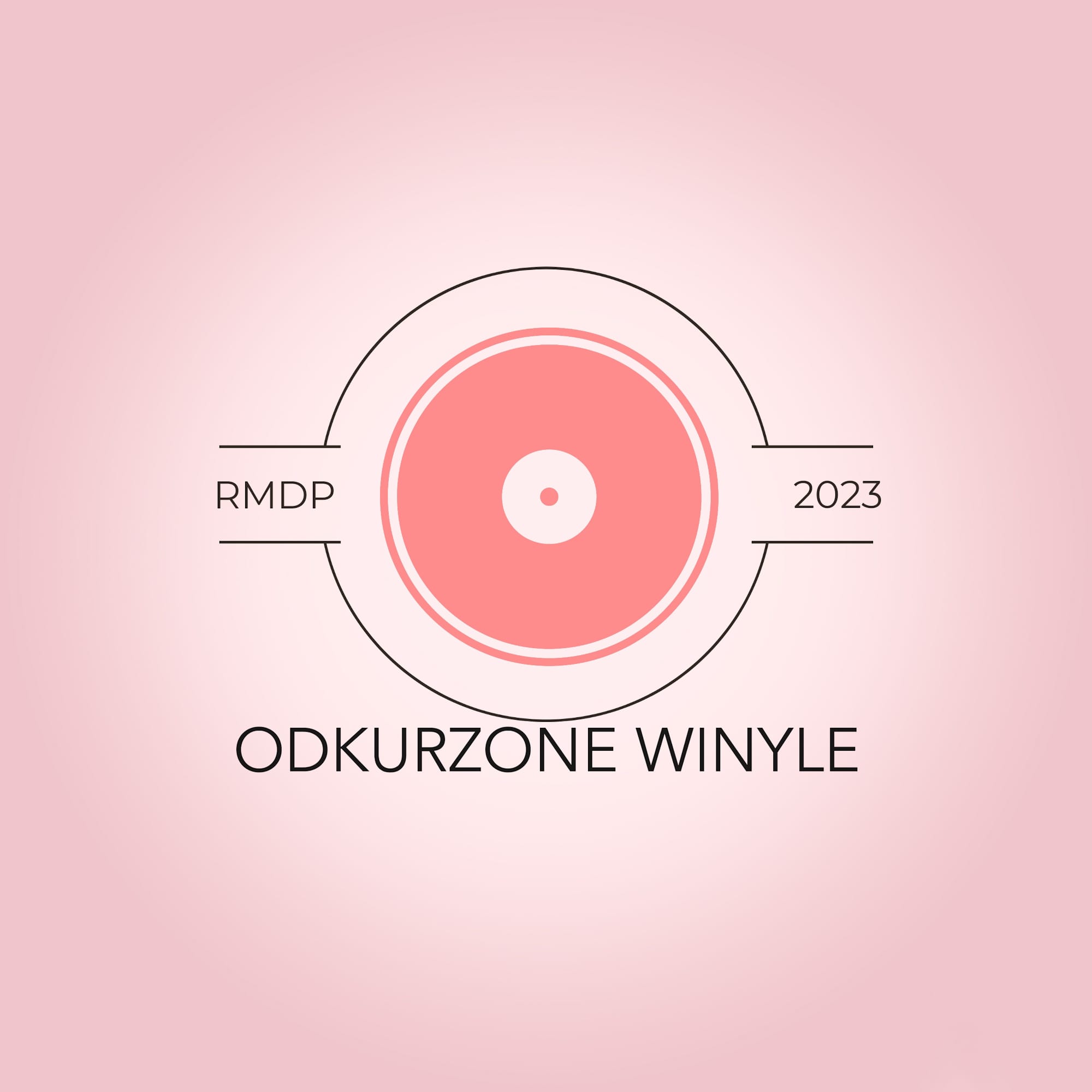 projektowanie stron www Minimalistyczny projekt na różowym tle przedstawia stylizowaną płytę winylową w centrum. Tekst brzmi „RMDP 2023” po obu stronach płyty, a „ODKURZONE WINYLE” poniżej. fotografia filmowanie augustów