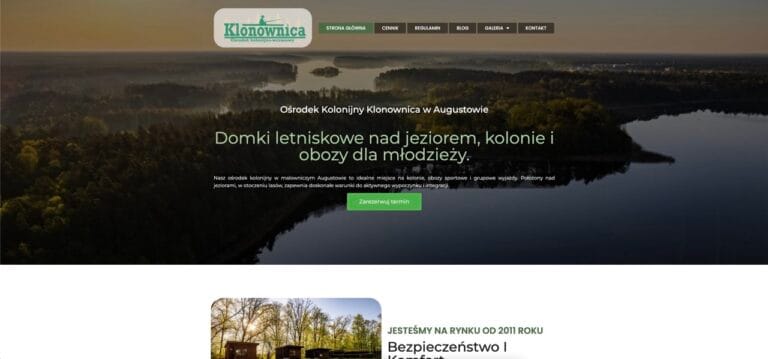 projektowanie stron www Strona główna witryny z nagłówkiem z logo Klonowica. Poniżej znajduje się widok lotniczy jeziora otoczonego lasem. Tekst w języku polskim reklamuje domki letniskowe i obozy dla młodzieży. Widoczny jest przycisk „Zarezerwuj termin”. fotografia filmowanie augustów